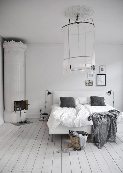 Skandynawska sypialnia ze wspaniałym jasnym piecem.